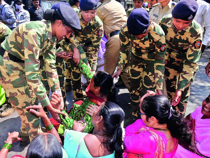 Do not give any increase in the amnesty, stop the jail halfway path of the anganwadi workers | मानधनवाढ न दिल्याने अंगणवाडी सेविकांचा जेलभरो-तब्बल अर्धातास रास्ता रोको Do not give any increase in the amnesty, stop the jail halfway path of the anganwadi workers | मानधनवाढ न दिल्याने अंगणवाडी सेविकांचा जेलभरो-तब्बल अर्धातास रास्ता रोको