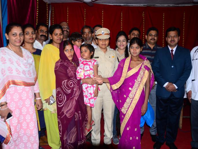 Thane police gave away two sisters, who were stranded in Uttar Pradesh, to guard them | उत्तरप्रदेशातून भरकटलेल्या दोन बहिणींना ठाणे पोलिसांनी दिले पालकांच्या ताब्यात  Thane police gave away two sisters, who were stranded in Uttar Pradesh, to guard them | उत्तरप्रदेशातून भरकटलेल्या दोन बहिणींना ठाणे पोलिसांनी दिले पालकांच्या ताब्यात