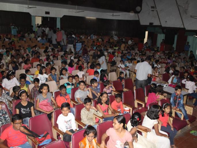 The Chiller Party showed the little ones the movie | चिल्लर पार्टीने दाखविला छोट्यांना चित्रपट The Chiller Party showed the little ones the movie | चिल्लर पार्टीने दाखविला छोट्यांना चित्रपट