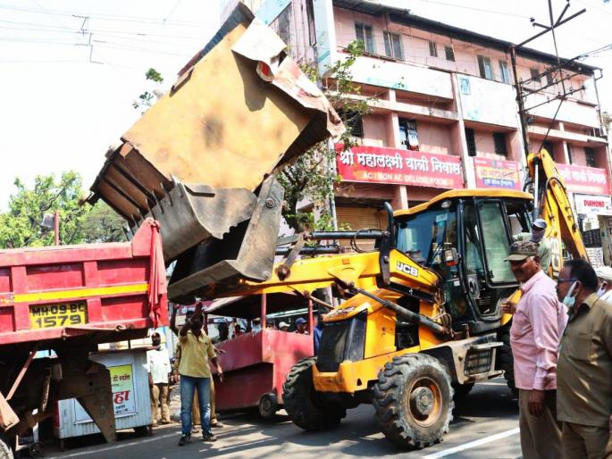 Municipal Corporation: 54 illegal cabins on Tarabai Road removed | महापालिका :ताराबाई रोडवरील बेकायदेशीर ५४ केबिन हटवल्या Municipal Corporation: 54 illegal cabins on Tarabai Road removed | महापालिका :ताराबाई रोडवरील बेकायदेशीर ५४ केबिन हटवल्या