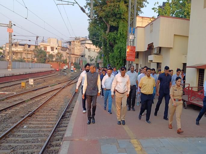 Vande Bharat, Sahyadri Express to run till Mumbai after March Central Railway's Mumbai General Manager inspects Kolhapur station | मार्चनंतर वंदेभारत, सह्याद्री एक्स्प्रेस मुंबईपर्यंत धावणार; मध्य रेल्वेचे मुंबईच्या महाव्यवस्थापकानी केली कोल्हापूर स्थानकाची पाहणी  Vande Bharat, Sahyadri Express to run till Mumbai after March Central Railway's Mumbai General Manager inspects Kolhapur station | मार्चनंतर वंदेभारत, सह्याद्री एक्स्प्रेस मुंबईपर्यंत धावणार; मध्य रेल्वेचे मुंबईच्या महाव्यवस्थापकानी केली कोल्हापूर स्थानकाची पाहणी