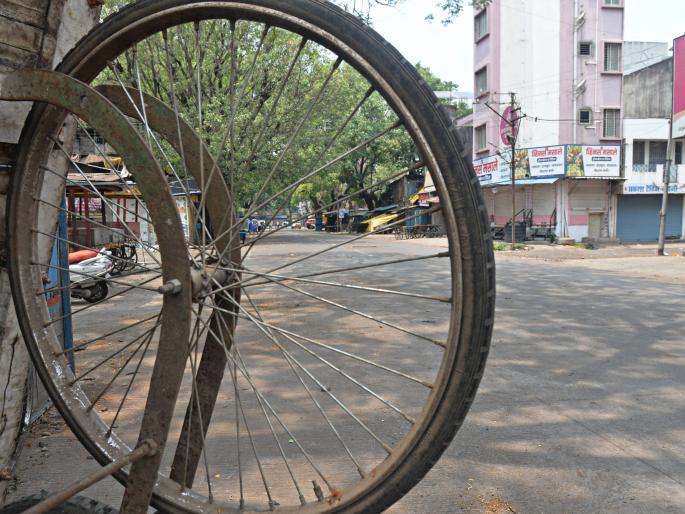 The seizure of the vehicle, not the Corona, caused a stir | कोरोना नव्हे वाहन जप्तीमुळे वर्दळ रोडावली, शहरातील चित्र The seizure of the vehicle, not the Corona, caused a stir | कोरोना नव्हे वाहन जप्तीमुळे वर्दळ रोडावली, शहरातील चित्र