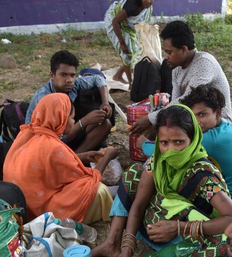 The pregnant women are stumbling on the way to the village | गावच्या वाटेवर अडखळताहेत गर्भवती महिलांची पावलं