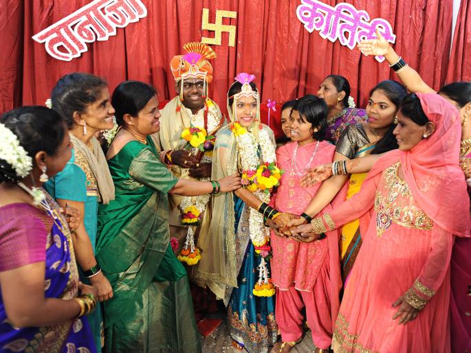 Kolhapur: The story of a wedding, Tejaswini women's hostel 'Kartiki' wedding ceremony | कोल्हापूर : गोष्ट एका लग्नाची, तेजस्विनी महिला वसतीगृहातील ‘कार्तिकी’ चा विवाह थाटामाटात Kolhapur: The story of a wedding, Tejaswini women's hostel 'Kartiki' wedding ceremony | कोल्हापूर : गोष्ट एका लग्नाची, तेजस्विनी महिला वसतीगृहातील ‘कार्तिकी’ चा विवाह थाटामाटात