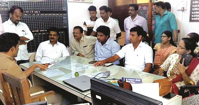 Scavenging women's office bearers of self-respect: Police subdivision surrounded | स्वाभिमानच्या महिला पदाधिकाऱ्यांना शिवीगाळ : पोलीस उपनिरीक्षकांना घेराव