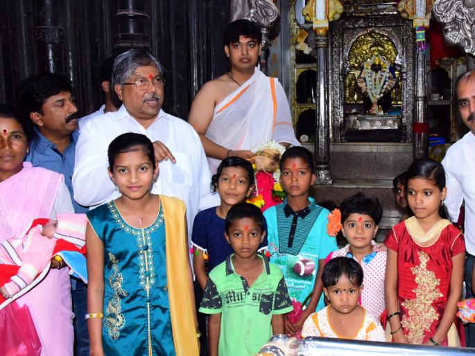 Kolhapur: Guardian Minister, Chandrakant Patil, Ambamboi Charan with the Chimukulya | कोल्हापूर : चिमुकल्यांसह पालकमंत्री चंद्रकांत पाटीलअंबाबाई चरणी Kolhapur: Guardian Minister, Chandrakant Patil, Ambamboi Charan with the Chimukulya | कोल्हापूर : चिमुकल्यांसह पालकमंत्री चंद्रकांत पाटीलअंबाबाई चरणी