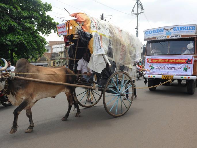 Kolhapur: A morcha should be canceled, transport of petrol and diesel, and a rally on the Collector's office | कोल्हापूर :  पेट्रोल, डिझेल दरवाढ रद्द झालीच पाहिजे, वाहतूकदारांचा जिल्हाधिकारी कार्यालयावर मोर्चा Kolhapur: A morcha should be canceled, transport of petrol and diesel, and a rally on the Collector's office | कोल्हापूर :  पेट्रोल, डिझेल दरवाढ रद्द झालीच पाहिजे, वाहतूकदारांचा जिल्हाधिकारी कार्यालयावर मोर्चा