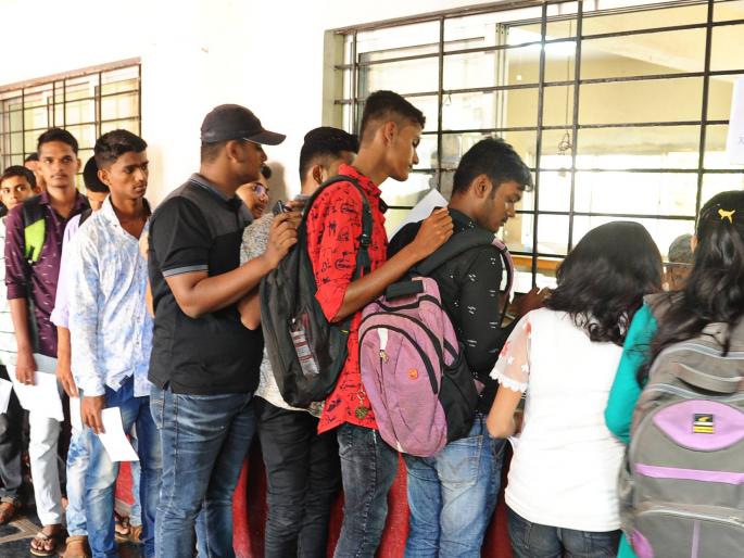 The speed of entry of first year will increase | बारावीच्या गुणपत्रिकांसाठी महाविद्यालयांत गर्दी, प्रवेशप्रक्रियेची वाढणार गती The speed of entry of first year will increase | बारावीच्या गुणपत्रिकांसाठी महाविद्यालयांत गर्दी, प्रवेशप्रक्रियेची वाढणार गती