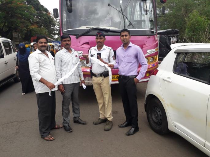 Recovery of Penalties for 24 Crimes 'E' Currency from Bollwikar in Kolhapur | कोल्हापूरात बसचालकाकडून २४ गुन्ह्यांची ‘ई’ चलनद्वारे दंडाची वसुली Recovery of Penalties for 24 Crimes 'E' Currency from Bollwikar in Kolhapur | कोल्हापूरात बसचालकाकडून २४ गुन्ह्यांची ‘ई’ चलनद्वारे दंडाची वसुली