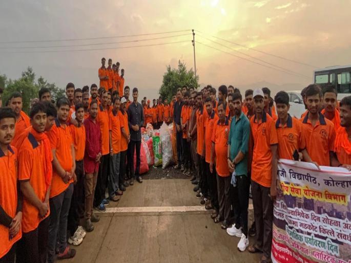 Students of Shivaji University Kolhapur clean up Raigad collect 750 bags of plastic | रायगडावर कोल्हापुरातील शिवाजी विद्यापीठाच्या विद्यार्थ्यांची स्वच्छता मोहीम, ७५० पोती प्लास्टिक केले गोळा Students of Shivaji University Kolhapur clean up Raigad collect 750 bags of plastic | रायगडावर कोल्हापुरातील शिवाजी विद्यापीठाच्या विद्यार्थ्यांची स्वच्छता मोहीम, ७५० पोती प्लास्टिक केले गोळा