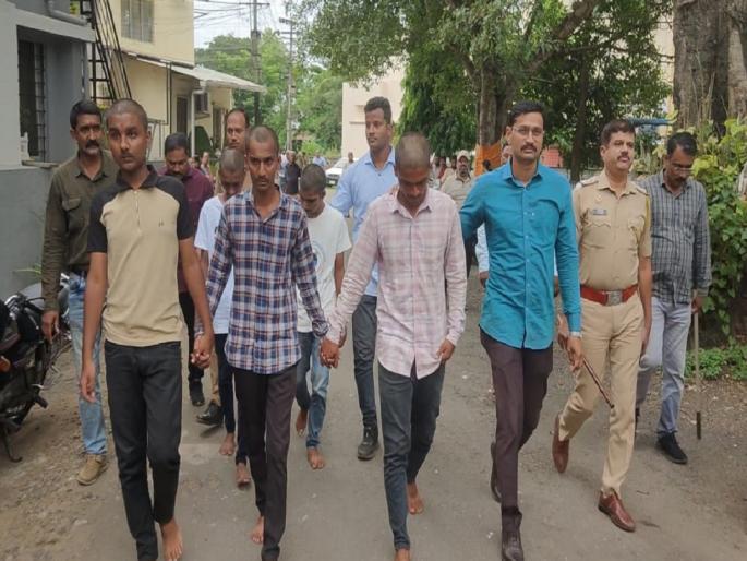 Kolhapur police chased the terror stricken village goons through the streets | दहशत माजविणाऱ्या गावगुंडांची गल्लीबोळांत 'वरात', कोल्हापूर पोलिसांनी नागरिकांसमोर 'धुऊन' काढला दरारा Kolhapur police chased the terror stricken village goons through the streets | दहशत माजविणाऱ्या गावगुंडांची गल्लीबोळांत 'वरात', कोल्हापूर पोलिसांनी नागरिकांसमोर 'धुऊन' काढला दरारा