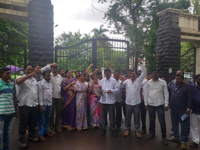 Ghantanad agitation by the Maharashtra Police Boys Association | महाराष्ट्र पोलीस बॉईज संघटनेतर्फे घंटानाद आंदोलन Ghantanad agitation by the Maharashtra Police Boys Association | महाराष्ट्र पोलीस बॉईज संघटनेतर्फे घंटानाद आंदोलन