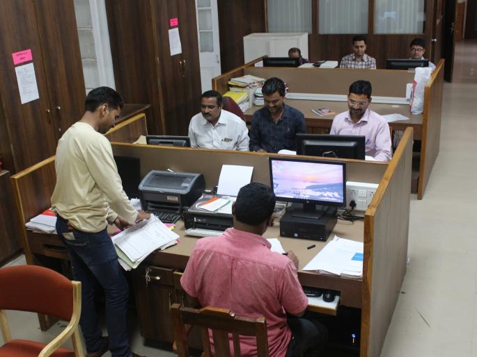 Employees on the hiring day work, wages cut | कोल्हापूर : सुटी दिवशी महसूलचे कर्मचारी कामावर, पगार कपातीचा धसका Employees on the hiring day work, wages cut | कोल्हापूर : सुटी दिवशी महसूलचे कर्मचारी कामावर, पगार कपातीचा धसका