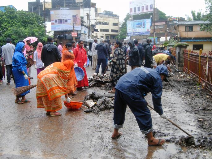 Twelve hours of continuous waste, fight the stink, the municipal corporation staffs half a thousand | बारा तास कचरा, दुर्गंधीशी लढा, कोल्हापूर महापालिकेचे दीड हजार कर्मचारी राबताहेत Twelve hours of continuous waste, fight the stink, the municipal corporation staffs half a thousand | बारा तास कचरा, दुर्गंधीशी लढा, कोल्हापूर महापालिकेचे दीड हजार कर्मचारी राबताहेत
