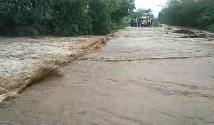 Heavy rains in Akkalkot taluka including Solapur; Water is the only water in the farm | सोलापूरसह अक्कलकोट तालुक्यात जोरदार पाऊस; शेतशिवारात पाणीच पाणी Heavy rains in Akkalkot taluka including Solapur; Water is the only water in the farm | सोलापूरसह अक्कलकोट तालुक्यात जोरदार पाऊस; शेतशिवारात पाणीच पाणी