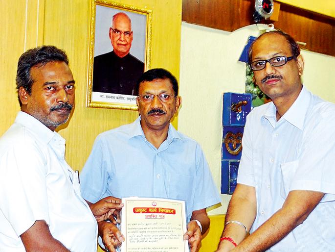 The Glory of Employees Preventing Accidental Trauma Employees | संभाव्य अपघात टाळणाºया कर्मचाºयांचा गौरव The Glory of Employees Preventing Accidental Trauma Employees | संभाव्य अपघात टाळणाºया कर्मचाºयांचा गौरव