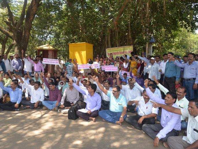 Regrettably, the Government, teachers, teachers, at the Shivaji University | विद्यार्थी, शिक्षकांना वेठीस धरणाऱ्या सरकारचा धिक्कार असो, शिवाजी विद्यापीठात निदर्शने Regrettably, the Government, teachers, teachers, at the Shivaji University | विद्यार्थी, शिक्षकांना वेठीस धरणाऱ्या सरकारचा धिक्कार असो, शिवाजी विद्यापीठात निदर्शने