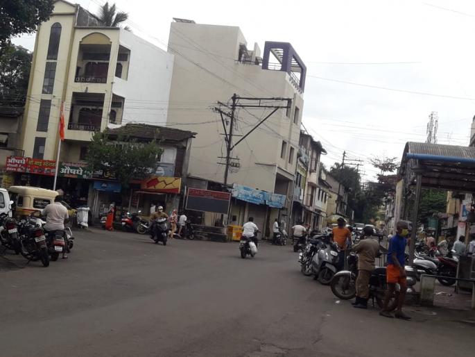 corona virus: Shops started in Shivaji Peth: Crowds of citizens in the squares | Coronavirus Unlock : शिवाजी पेठेतील दुकाने सुरु : चौकांमध्ये नागरीकांची वर्दळ corona virus: Shops started in Shivaji Peth: Crowds of citizens in the squares | Coronavirus Unlock : शिवाजी पेठेतील दुकाने सुरु : चौकांमध्ये नागरीकांची वर्दळ