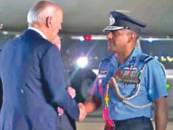 Son of Kolhapur and Air Commodore Abhay Parandekar of the Indian Air Force had the honor of welcoming the heads of state from around the world for the 'G20' summit | ‘जी २०’ परिषद: कोल्हापूरच्या सुपुत्राला राष्ट्रप्रमुखांच्या स्वागताचा मान Son of Kolhapur and Air Commodore Abhay Parandekar of the Indian Air Force had the honor of welcoming the heads of state from around the world for the 'G20' summit | ‘जी २०’ परिषद: कोल्हापूरच्या सुपुत्राला राष्ट्रप्रमुखांच्या स्वागताचा मान