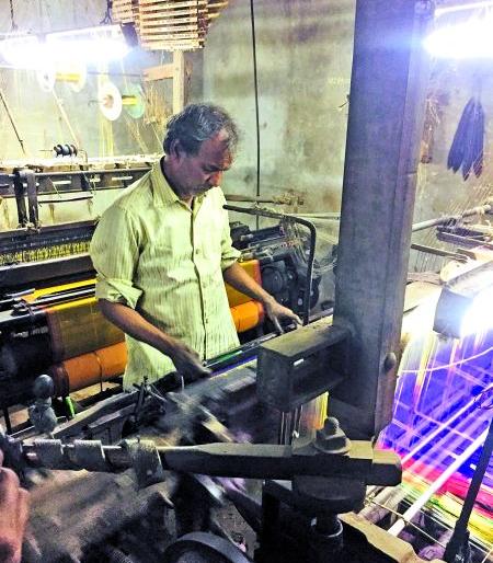 The handloom industry is becoming extinct; The product is not in demand | हातमाग उद्योग नामशेष होतोय; उत्पादनाला मागणी नाही The handloom industry is becoming extinct; The product is not in demand | हातमाग उद्योग नामशेष होतोय; उत्पादनाला मागणी नाही