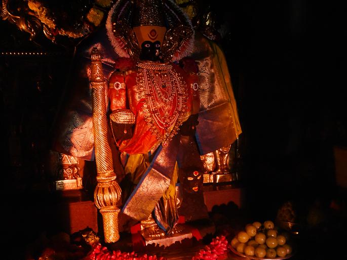 Fourth day of Kirnotsava: Sunbeams up to Ambabai's shoulder | किरणोत्सवाचा चौथा दिवस : सुर्यकिरणे अंबाबाईच्या खांद्यापर्यंत Fourth day of Kirnotsava: Sunbeams up to Ambabai's shoulder | किरणोत्सवाचा चौथा दिवस : सुर्यकिरणे अंबाबाईच्या खांद्यापर्यंत