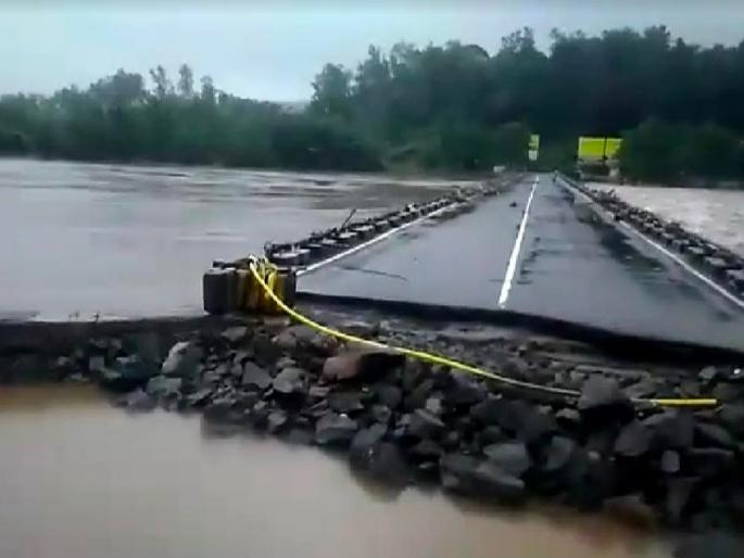 As the bridge over the Ulhas River near Raiata flows, the traffic is still blocked | रायतेजवळ उल्हास नदीवरील पूल वाहून गेल्याने वाहतूक अद्याप ठप्पच  As the bridge over the Ulhas River near Raiata flows, the traffic is still blocked | रायतेजवळ उल्हास नदीवरील पूल वाहून गेल्याने वाहतूक अद्याप ठप्पच