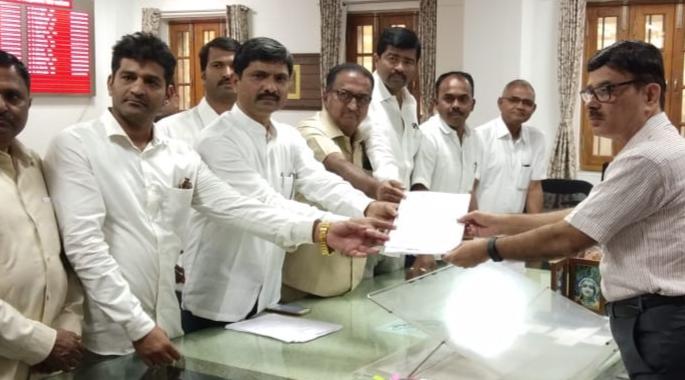 Kolhapur: Opponents of milk bills deposited in banks, farmers gave their representation to the District Collector | कोल्हापूर : दूध बिले बॅँकेत जमा करण्यास विरोध, शेतकऱ्यांनी दिले जिल्हाधिकाऱ्यांना निवेदन Kolhapur: Opponents of milk bills deposited in banks, farmers gave their representation to the District Collector | कोल्हापूर : दूध बिले बॅँकेत जमा करण्यास विरोध, शेतकऱ्यांनी दिले जिल्हाधिकाऱ्यांना निवेदन