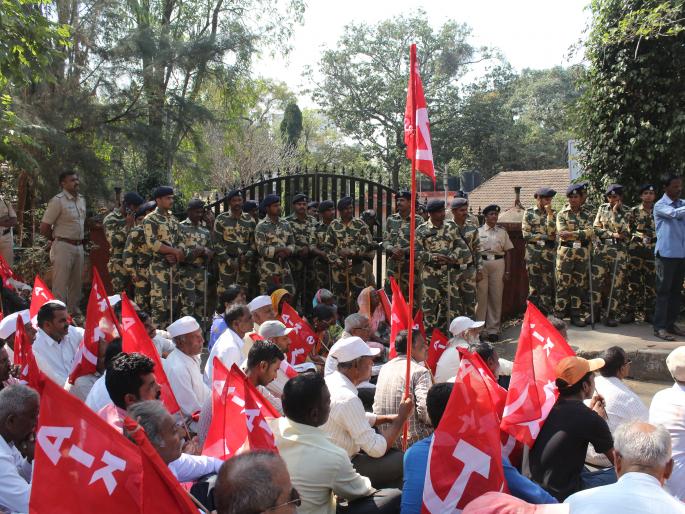 Kolhapur: The protesters protested against the farmers and dragged the farmers on the road | कोल्हापूर : शेतकऱ्यांचा रस्त्यावरच ठिय्या Kolhapur: The protesters protested against the farmers and dragged the farmers on the road | कोल्हापूर : शेतकऱ्यांचा रस्त्यावरच ठिय्या