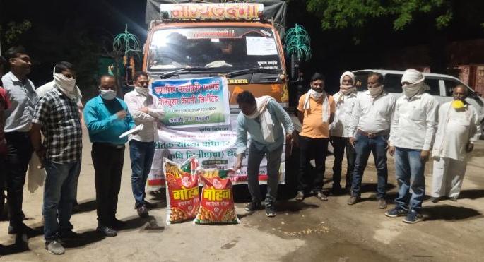 Seeds delivered directly to farmers on the farm; Commendable planning of agriculture department in Wardha | शेतकऱ्यांना थेट बांधावर पोहचवली बियाणे; वर्ध्यातील कृषी विभागाचे स्तुत्य नियोजन Seeds delivered directly to farmers on the farm; Commendable planning of agriculture department in Wardha | शेतकऱ्यांना थेट बांधावर पोहचवली बियाणे; वर्ध्यातील कृषी विभागाचे स्तुत्य नियोजन
