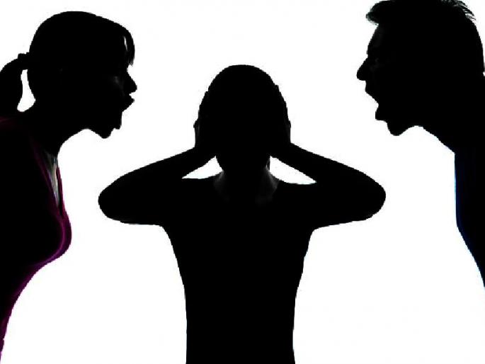 minor student commits suicide by hanging and other daughter drink phenyl due to quarrel between parents | आईवडिलांच्या भांडणात मुलींचे जीवन उद्ध्वस्त; एकीने लावला गळफास, दुसरीने पिले फिनाईल