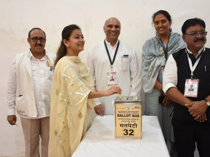 Sushilkumar Shinde, Praniti Shinde and other Congress leaders voted in Mumbai; Know in detail | सुशीलकुमार शिंदे, प्रणिती शिंदेसह अन्य काँग्रेस नेत्यांनी केले मुंबईत मतदान; जाणून घ्या सविस्तर Sushilkumar Shinde, Praniti Shinde and other Congress leaders voted in Mumbai; Know in detail | सुशीलकुमार शिंदे, प्रणिती शिंदेसह अन्य काँग्रेस नेत्यांनी केले मुंबईत मतदान; जाणून घ्या सविस्तर