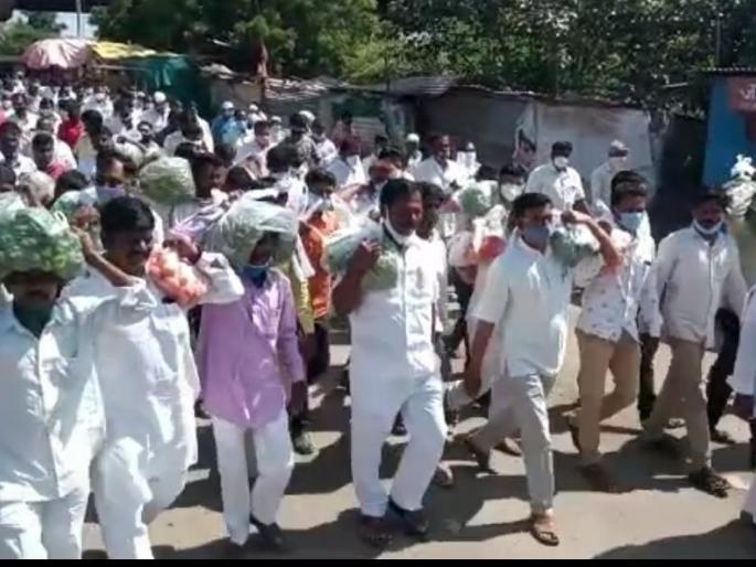 Stop forced collection of electricity bills of agricultural pumps; Farmers in Madha taluka are aggressive | शेतीपंपाची सक्तीची वीजबिल वसुली थांबवा; माढा तालुक्यातील शेतकरी आक्रमक Stop forced collection of electricity bills of agricultural pumps; Farmers in Madha taluka are aggressive | शेतीपंपाची सक्तीची वीजबिल वसुली थांबवा; माढा तालुक्यातील शेतकरी आक्रमक