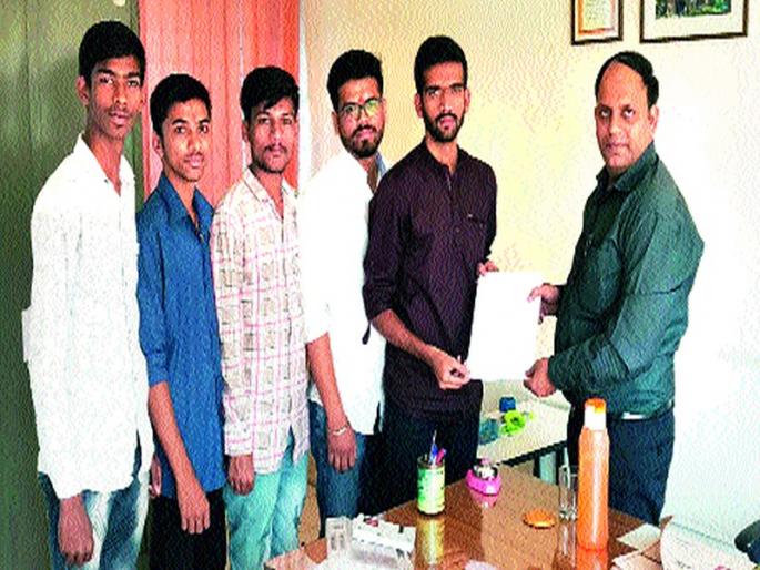 Demand for waiving the exam fee for drought-hit students | दुष्काळग्रस्त विद्यार्थ्यांचे परीक्षा शुल्क माफ करण्याची मागणी Demand for waiving the exam fee for drought-hit students | दुष्काळग्रस्त विद्यार्थ्यांचे परीक्षा शुल्क माफ करण्याची मागणी