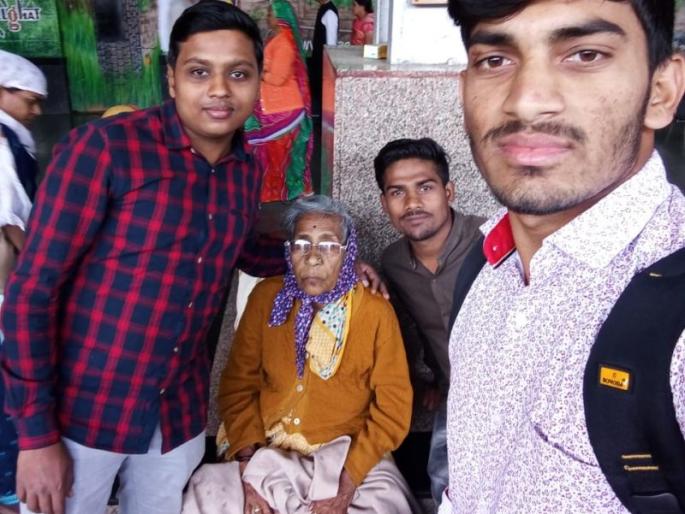 ... And medical students save old age women life in the running train | ...अन् धावत्या रेल्वेत मेडिकलच्या विद्यार्थ्यांनी वाचविले वृद्धेचे प्राण! ... And medical students save old age women life in the running train | ...अन् धावत्या रेल्वेत मेडिकलच्या विद्यार्थ्यांनी वाचविले वृद्धेचे प्राण!