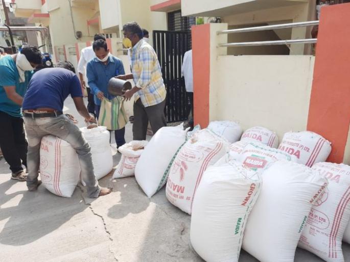 Distribution of 45 quintals of wheat from BJP corporator in Akola | नगरसेविकेकडून ४५ क्विंटल गव्हाचे वाटप; गरजवंतांना मदत Distribution of 45 quintals of wheat from BJP corporator in Akola | नगरसेविकेकडून ४५ क्विंटल गव्हाचे वाटप; गरजवंतांना मदत