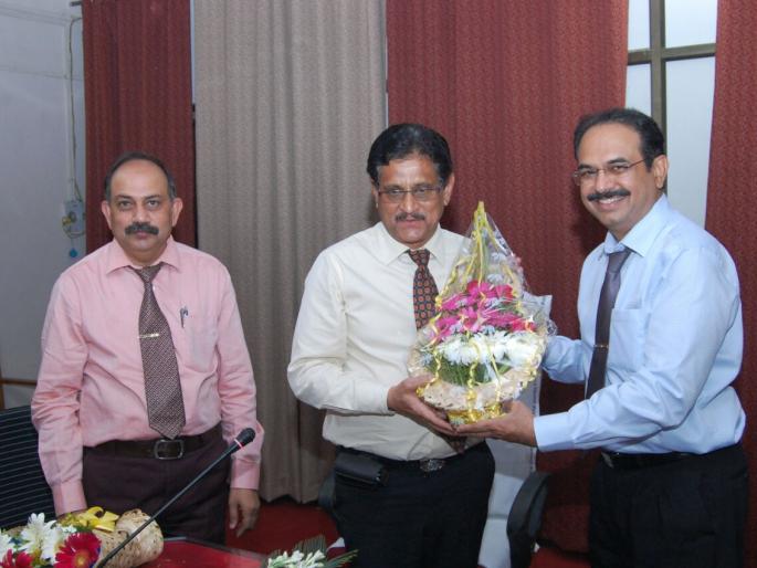 Akola gmc gets it regular dean, Dr. keolia take charge | अकोला ‘जीएमसी’चे नवे अधिष्ठाता म्हणून डॉ. अजय केवलिया रुजू