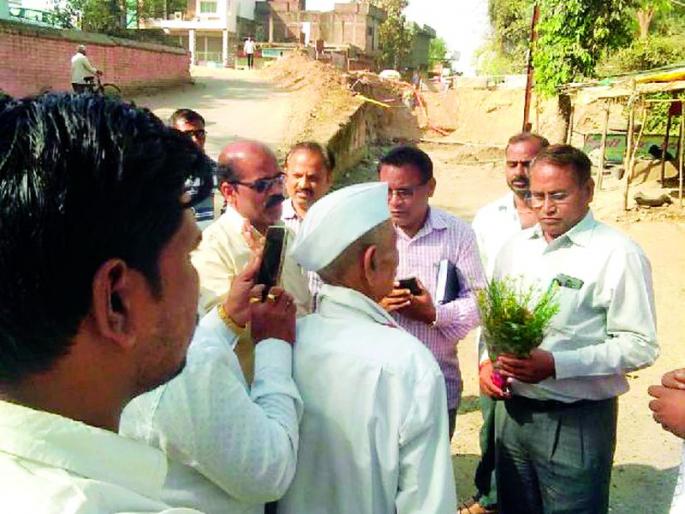 The Khodgaon blockade was blocked due to the National Highway | राष्ट्रीय महामार्गाच्या कामात खोडगाव नाका पुलामुळे खोळंबा The Khodgaon blockade was blocked due to the National Highway | राष्ट्रीय महामार्गाच्या कामात खोडगाव नाका पुलामुळे खोळंबा