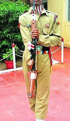 The choice of the farming boy in the army | शेतमजुराच्या मुलाची सैन्यदलात निवड