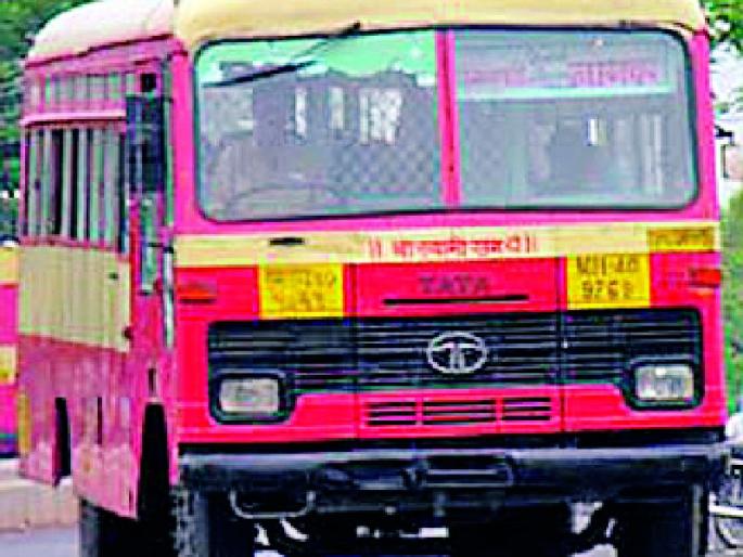 ST buses are running empty | एसटी बस धावताहेत रिकाम्या ST buses are running empty | एसटी बस धावताहेत रिकाम्या
