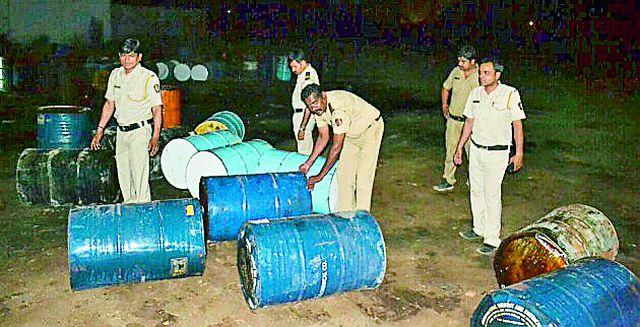 Dump adulteration; Busted gang | डांबरात भेसळ; टोळीचा पर्दाफाश Dump adulteration; Busted gang | डांबरात भेसळ; टोळीचा पर्दाफाश