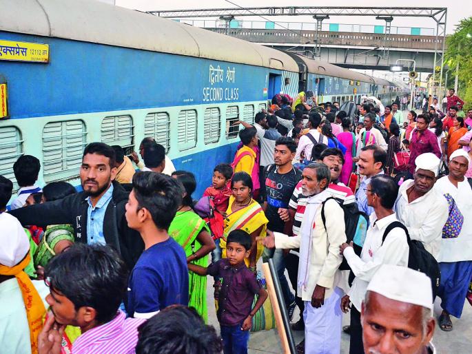 Diwali is over; Back cover | दिवाळी आटोपली; चाकरमान्यांना परतीचे वेध Diwali is over; Back cover | दिवाळी आटोपली; चाकरमान्यांना परतीचे वेध