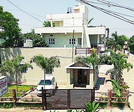 Shankaranagarat burglary: Three lakh rupees lump | शंकरनगरात घरफोडी : तीन लाखांवर ऐवज लंपास Shankaranagarat burglary: Three lakh rupees lump | शंकरनगरात घरफोडी : तीन लाखांवर ऐवज लंपास