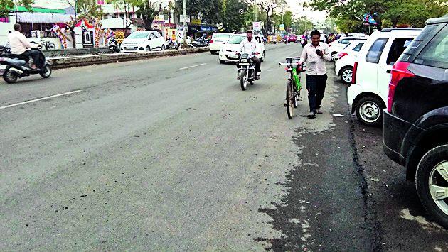 One-way road; Unofficial parking is also there | एकतर्फी रस्ता; त्यातही अनधिकृत पार्किंग One-way road; Unofficial parking is also there | एकतर्फी रस्ता; त्यातही अनधिकृत पार्किंग