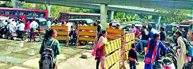 Traffic movement on the road from Panchavati to Kathora Naka | पंचवटी ते कठोरा नाका रस्त्यावर वाहतूक कोंडी Traffic movement on the road from Panchavati to Kathora Naka | पंचवटी ते कठोरा नाका रस्त्यावर वाहतूक कोंडी