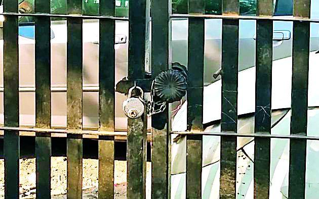 Locked on unauthorized garage made by Deputy Commissioner | उपायुक्तांनी ठोकले अनधिकृत गॅरेजला कुलूप Locked on unauthorized garage made by Deputy Commissioner | उपायुक्तांनी ठोकले अनधिकृत गॅरेजला कुलूप