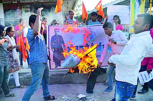 The statue of the minister of education was burnt | शिक्षणमंत्र्यांचा पुतळा जाळला The statue of the minister of education was burnt | शिक्षणमंत्र्यांचा पुतळा जाळला