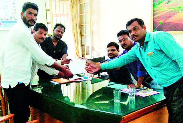 File a sedition case against the cremationists | संविधान दहन करणाऱ्यांवर देशद्रोहाचा गुन्हा दाखल करा