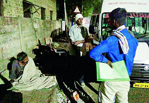 Shelter given to homeless refugees | बेघर-निराधारांना दिला निवारा Shelter given to homeless refugees | बेघर-निराधारांना दिला निवारा