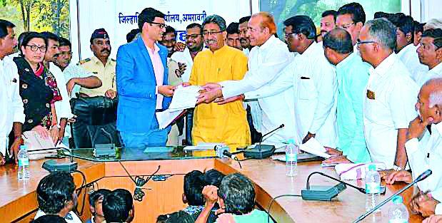 Congress seeks to buy chickpeas | चणा खरेदीच्या मागणीसाठी काँग्रेसची जिल्हाकचेरीवर धडक