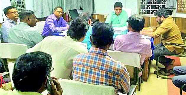 Bachu Kadu reviewed the post | बच्चू कडू यांनी घेतला आगारचा आढावा Bachu Kadu reviewed the post | बच्चू कडू यांनी घेतला आगारचा आढावा